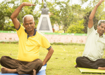 वरिष्ठ लोगो के लिये स्पेशल योगा- आपके स्वास्थ्य और ख़ुशी का दरवाज़ा